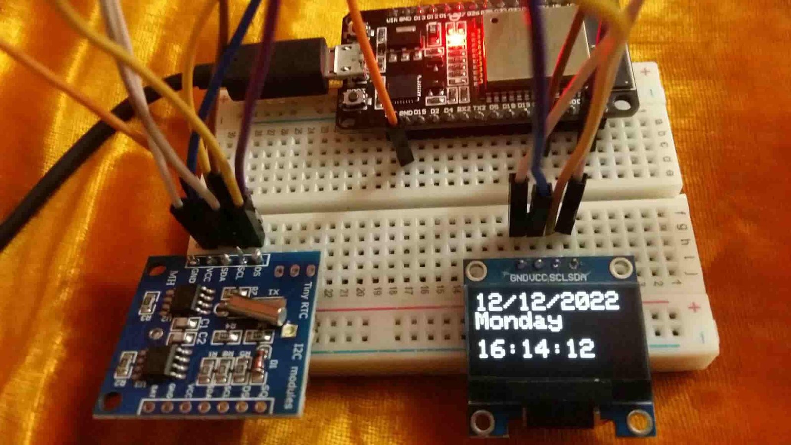 ESP32 Real Time Clock (RTC) using DS1307 Module and display on OLED